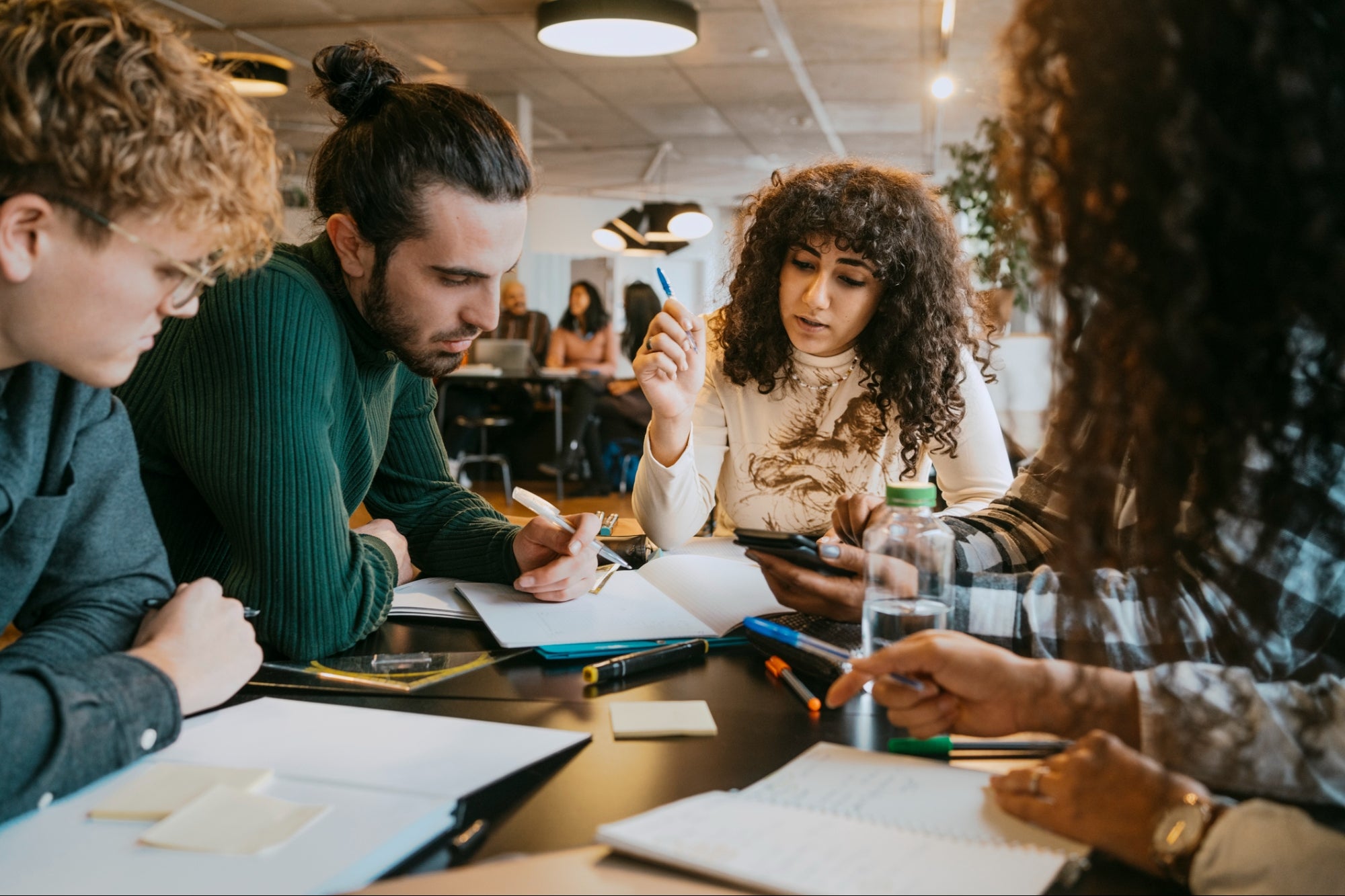 Why College Students Should Consider a Side Hustle This Semester